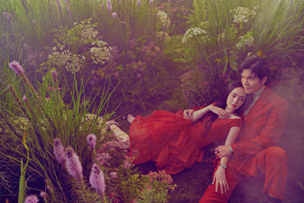 郭碧婷|郭碧婷爸爸晒向佐送女儿的超大花束，卡片内容引关注，小两口太甜