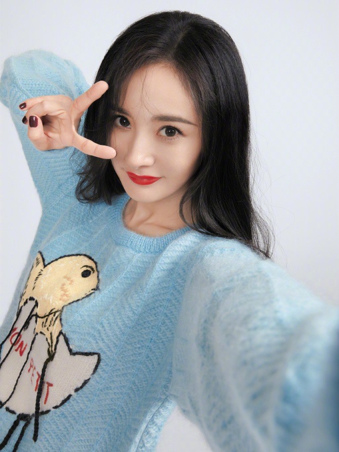 杨幂|张大大连续4年掐点为杨幂庆生，杨幂同款剪刀手造型显可爱