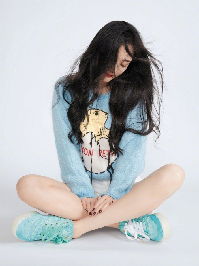 杨幂|张大大连续4年掐点为杨幂庆生，杨幂同款剪刀手造型显可爱