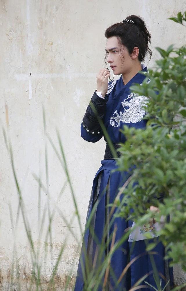 杨洋最新古装曝光蓝色汉服的侧颜杀太绝美被夸是最佳晋江男主