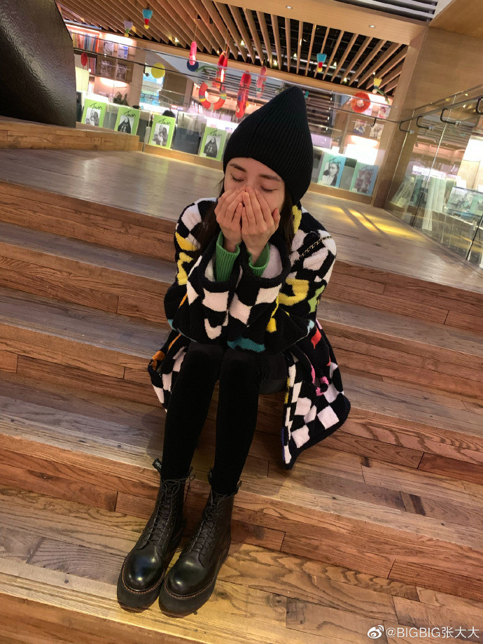 杨幂|张大大连续4年掐点为杨幂庆生，杨幂同款剪刀手造型显可爱