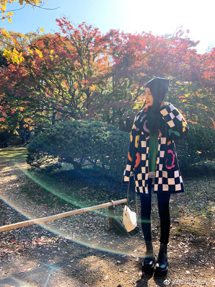 杨幂|张大大连续4年掐点为杨幂庆生，杨幂同款剪刀手造型显可爱