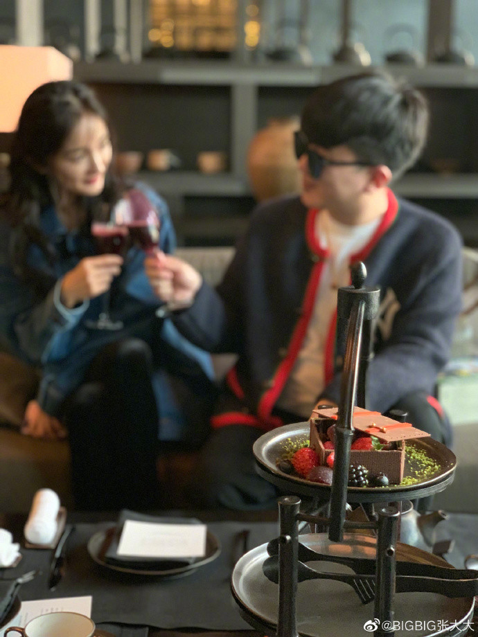 杨幂|张大大连续4年掐点为杨幂庆生，杨幂同款剪刀手造型显可爱