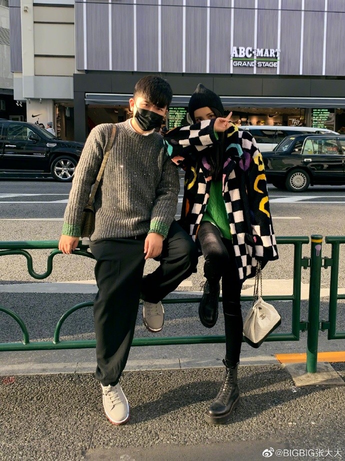 杨幂|张大大连续4年掐点为杨幂庆生，杨幂同款剪刀手造型显可爱