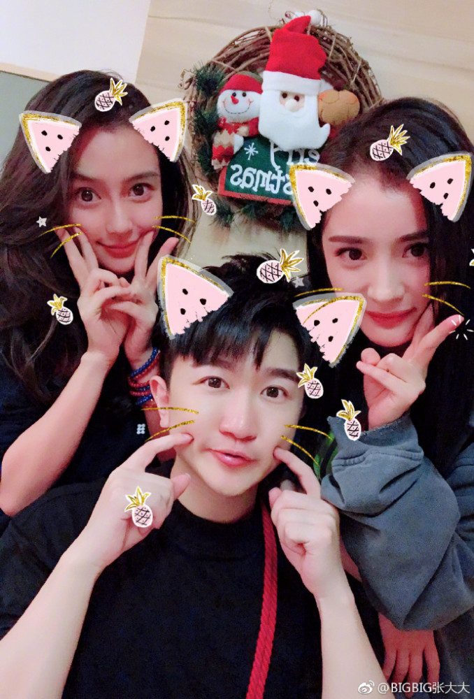 杨幂|张大大连续4年掐点为杨幂庆生，杨幂同款剪刀手造型显可爱