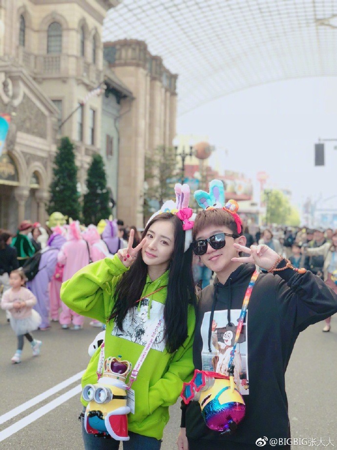 杨幂|张大大连续4年掐点为杨幂庆生，杨幂同款剪刀手造型显可爱