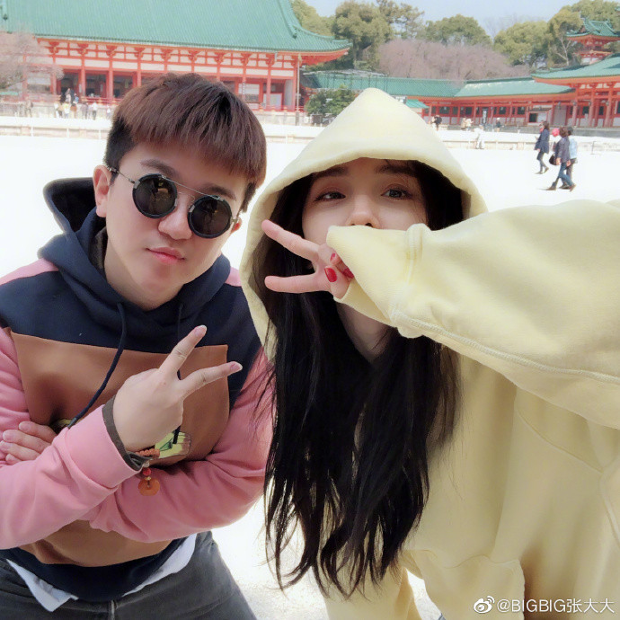 杨幂|张大大连续4年掐点为杨幂庆生，杨幂同款剪刀手造型显可爱