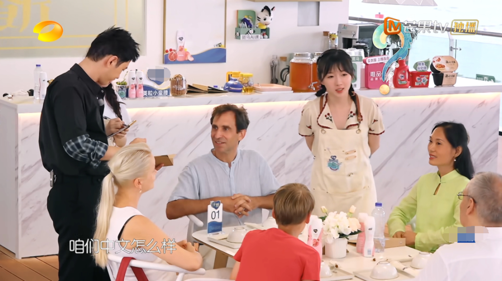 中餐厅4|《中餐厅4》接待外国贵宾，赵丽颖露怯不敢答话，李浩菲举动得体