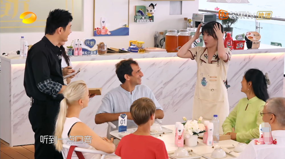 中餐厅4|《中餐厅4》接待外国贵宾，赵丽颖露怯不敢答话，李浩菲举动得体