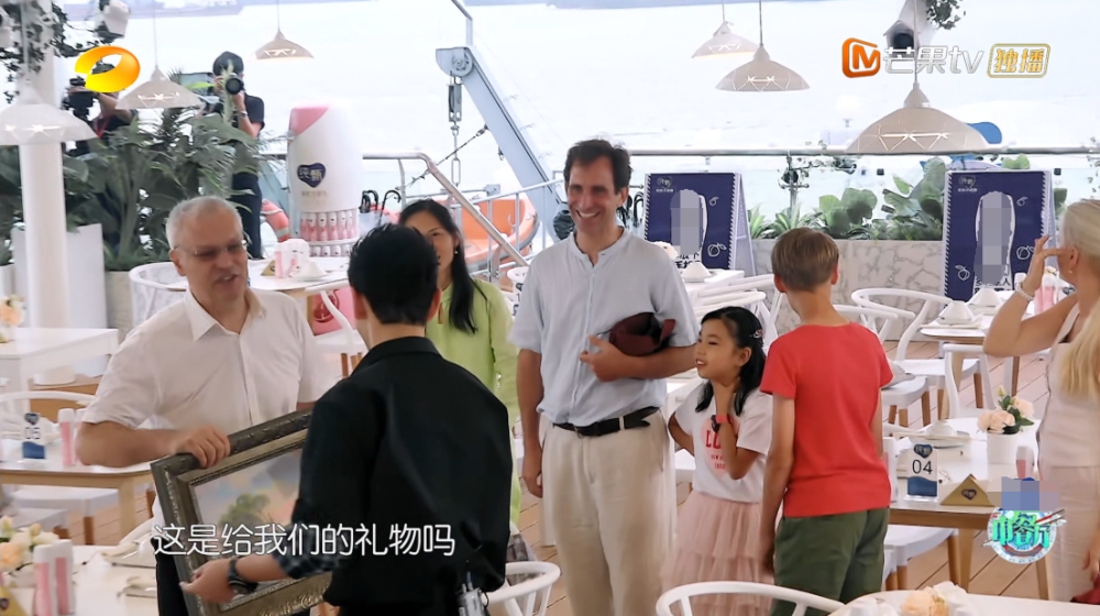 中餐厅4|《中餐厅4》接待外国贵宾，赵丽颖露怯不敢答话，李浩菲举动得体