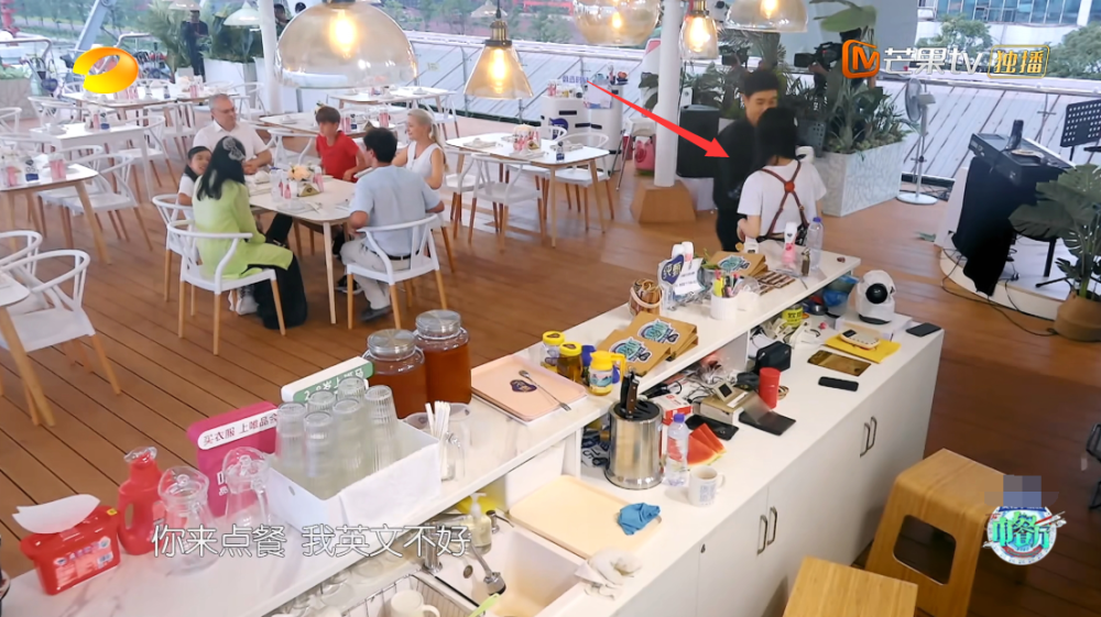 中餐厅4|《中餐厅4》接待外国贵宾，赵丽颖露怯不敢答话，李浩菲举动得体