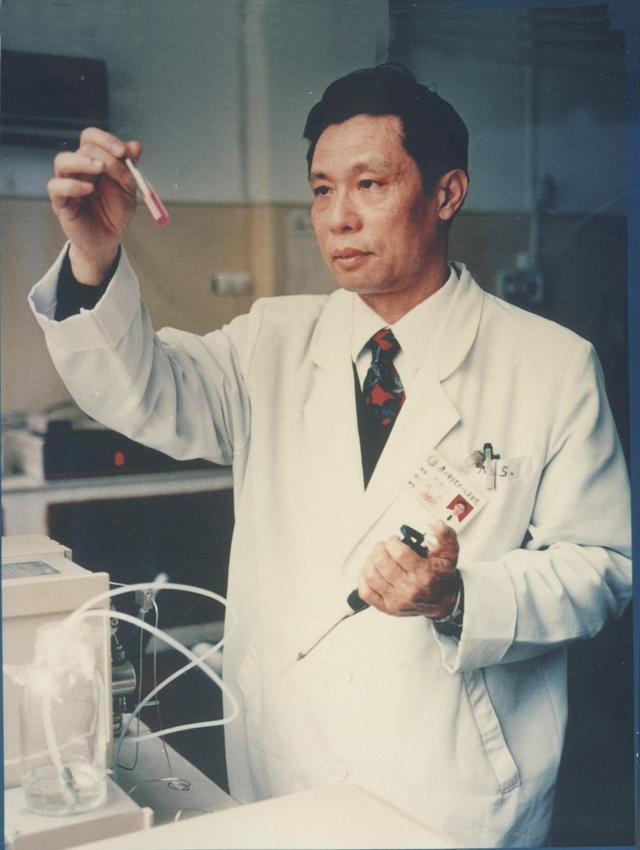 钟南山授勋实至名归除了霍英东家族支持他的许家印也不能被忘记