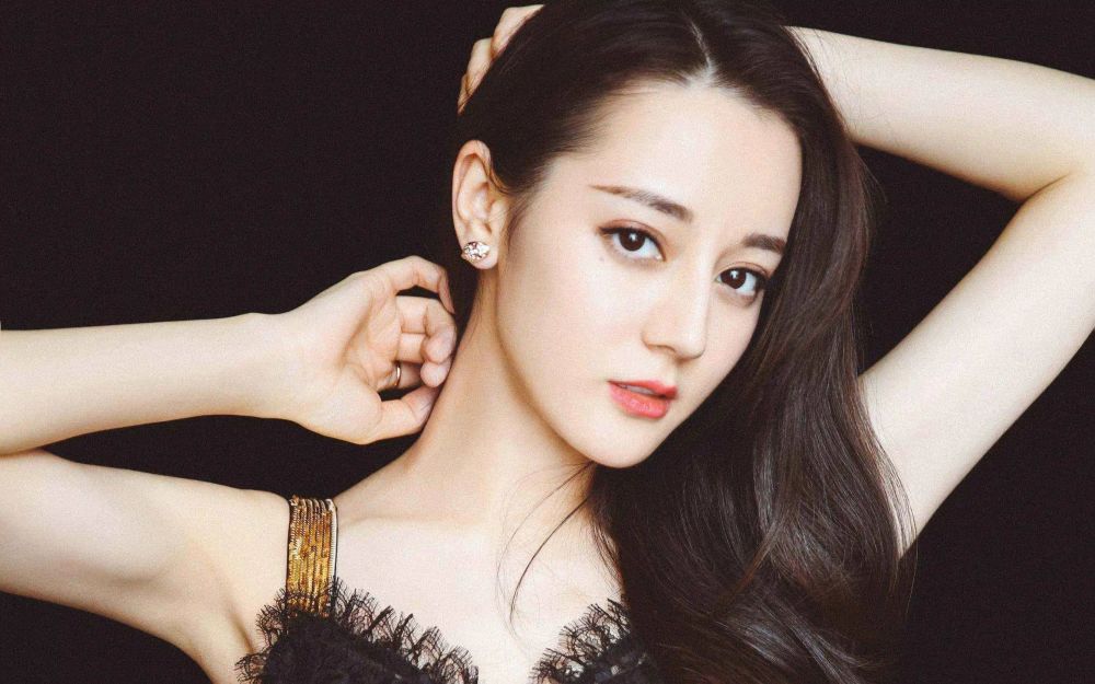 迪丽热巴|迪丽热巴发文为杨幂庆生，却意外使用蔡徐坤表情包被撕