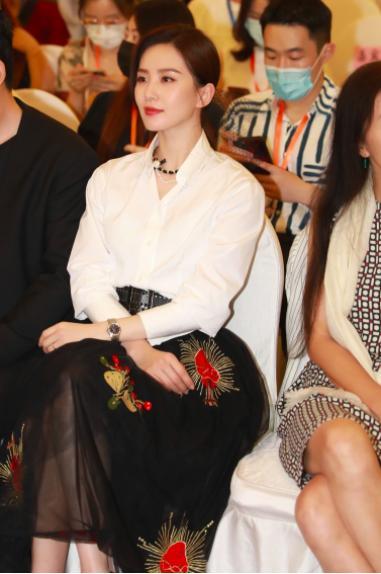 白衬衫|一件白衬衫也能玩出不同花样，林心如果然有心机，高圆圆这么穿也赢了热巴