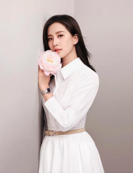 白衬衫|一件白衬衫也能玩出不同花样，林心如果然有心机，高圆圆这么穿也赢了热巴