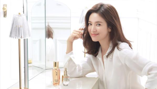 白衬衫|一件白衬衫也能玩出不同花样，林心如果然有心机，高圆圆这么穿也赢了热巴