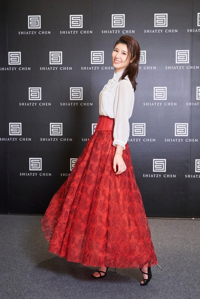 白衬衫|一件白衬衫也能玩出不同花样，林心如果然有心机，高圆圆这么穿也赢了热巴