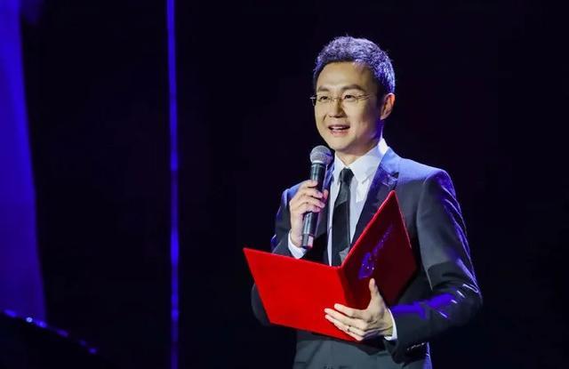 海霞|海霞第二次带新主播潘涛亮相，谁还记得四年前第一次播的刚强吗？