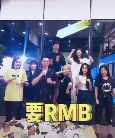周扬青|周扬青庆生现场曝光，窦骁何超莲站椅子上跳舞，为哄女友开心窦骁全力配合