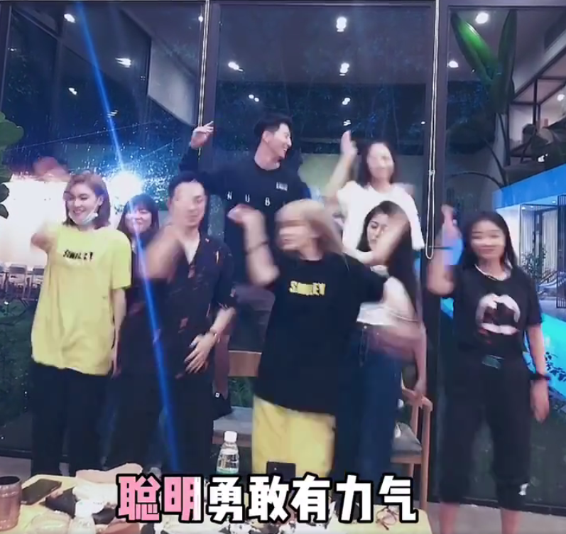 周扬青|周扬青庆生现场曝光，窦骁何超莲站椅子上跳舞，为哄女友开心窦骁全力配合