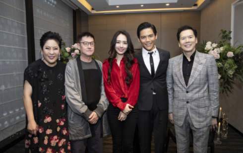 郭碧婷|郭碧婷爸爸带头磕糖，晒女婿送的玫瑰花，向佐深情表白郭碧婷庆结婚一周年