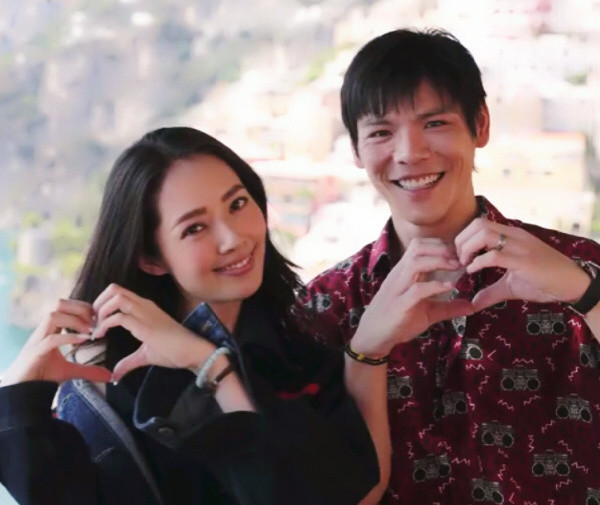 郭碧婷|郭碧婷爸爸带头磕糖，晒女婿送的玫瑰花，向佐深情表白郭碧婷庆结婚一周年