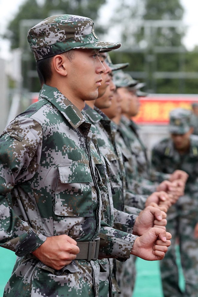 女兵笑容特别甜男兵苦练精气神上海新兵进行役前集中训练