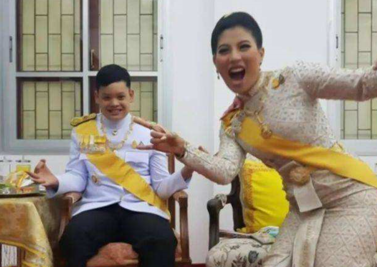 诗妮娜|泰国贵妃诗妮娜复宠，得68岁泰王御笔作画，苏提达膝下无子地位难保