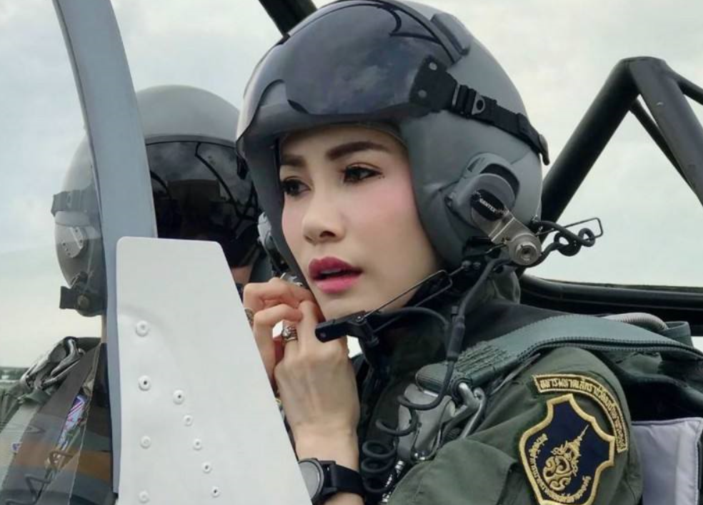 诗妮娜|泰国贵妃诗妮娜复宠，得68岁泰王御笔作画，苏提达膝下无子地位难保