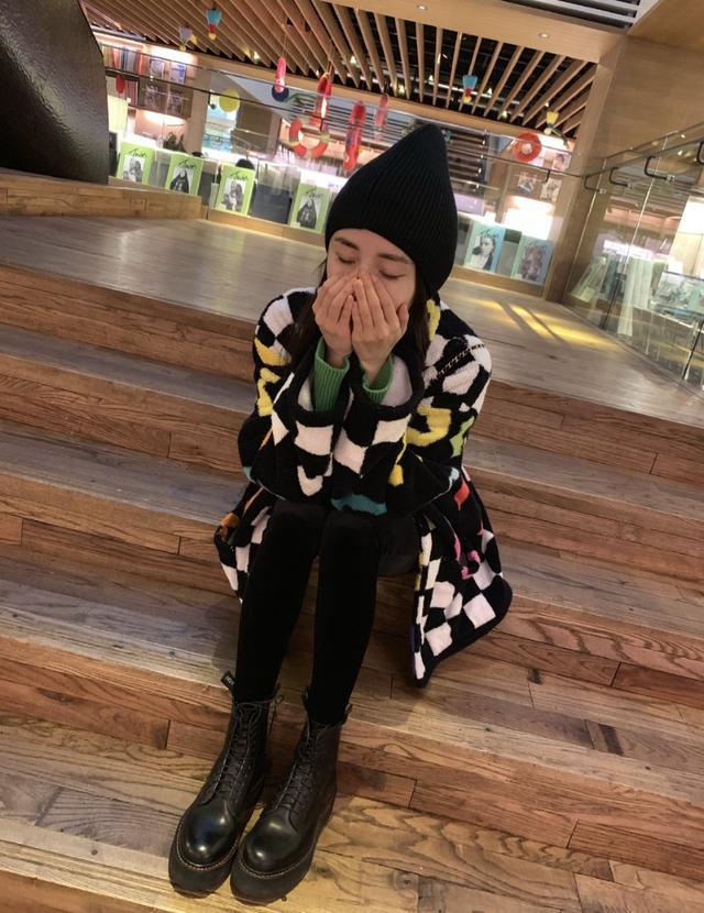 杨幂|杨幂34岁生日，张大大郭敬明晒合影送祝福，迪丽热巴发文却意外翻车