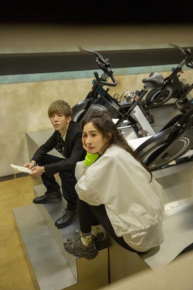 杨幂|杨幂34岁生日，张大大郭敬明晒合影送祝福，迪丽热巴发文却意外翻车