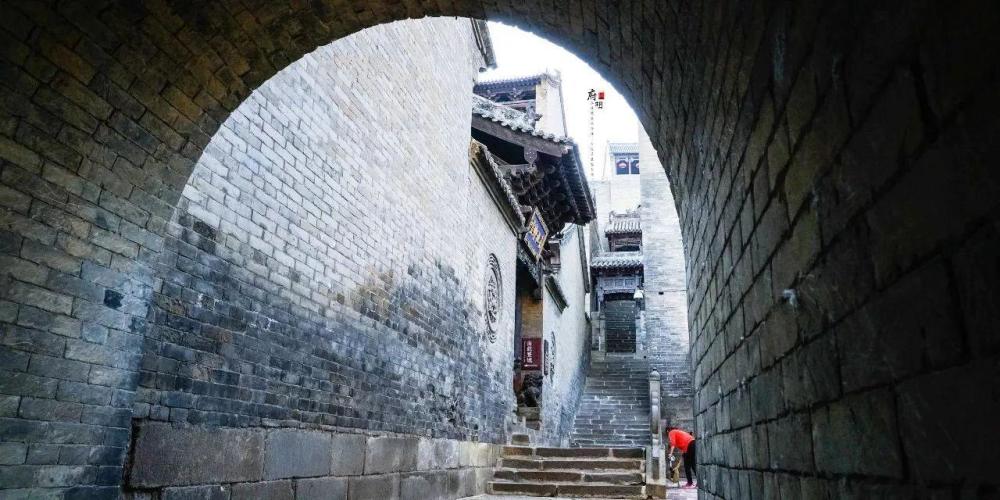 雲岡石窟位於大同市,也是一處文化底蘊深厚的景點,這裡有40多個洞窟