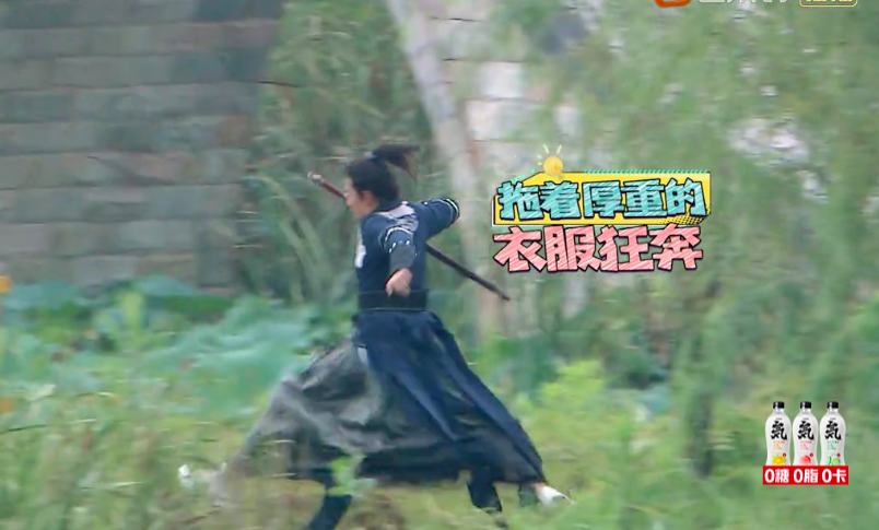 杨洋|王耀庆吴奇隆频繁认错人，杨洋一路躲藏真惨，摔跤掉手机笑点足