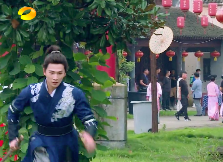 杨洋|王耀庆吴奇隆频繁认错人，杨洋一路躲藏真惨，摔跤掉手机笑点足