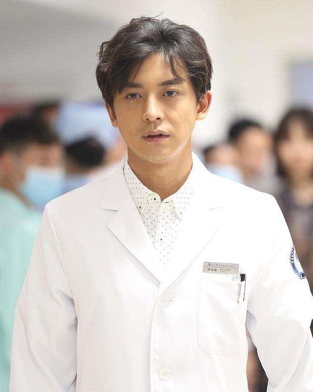 王思聪|王思聪深夜吃瓜！点赞李佳航怼丁太升内容，被调侃不睡觉没夜生活