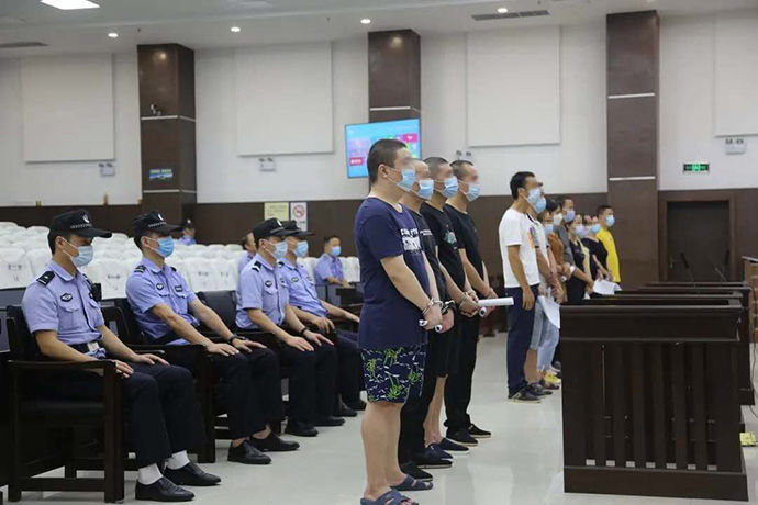 天心区法院一审审理认定,周刚等十名被告人未经注册商标所有人许