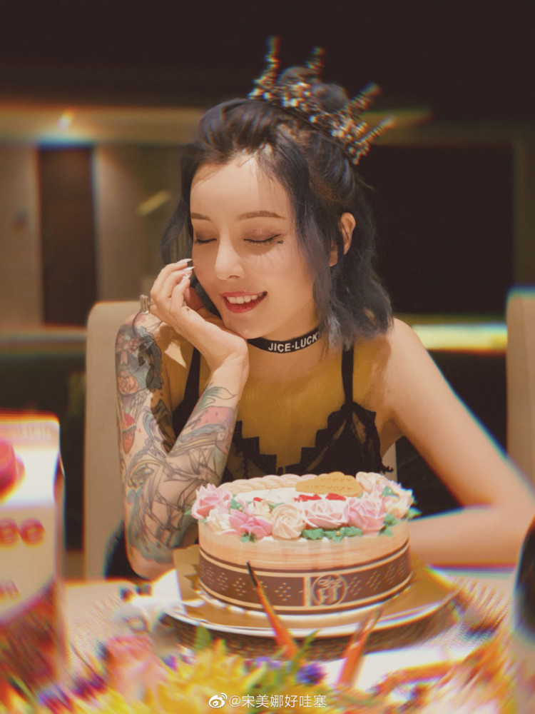 王思聪带宋美娜酒吧玩新女友抽烟姿势老练用烟头指镜头很豪横
