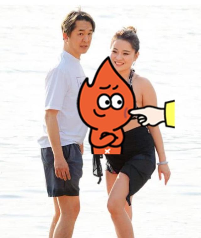 53岁邓兆尊携新欢女友购物,当街摸臀动作亲密,啤酒肚实力抢镜