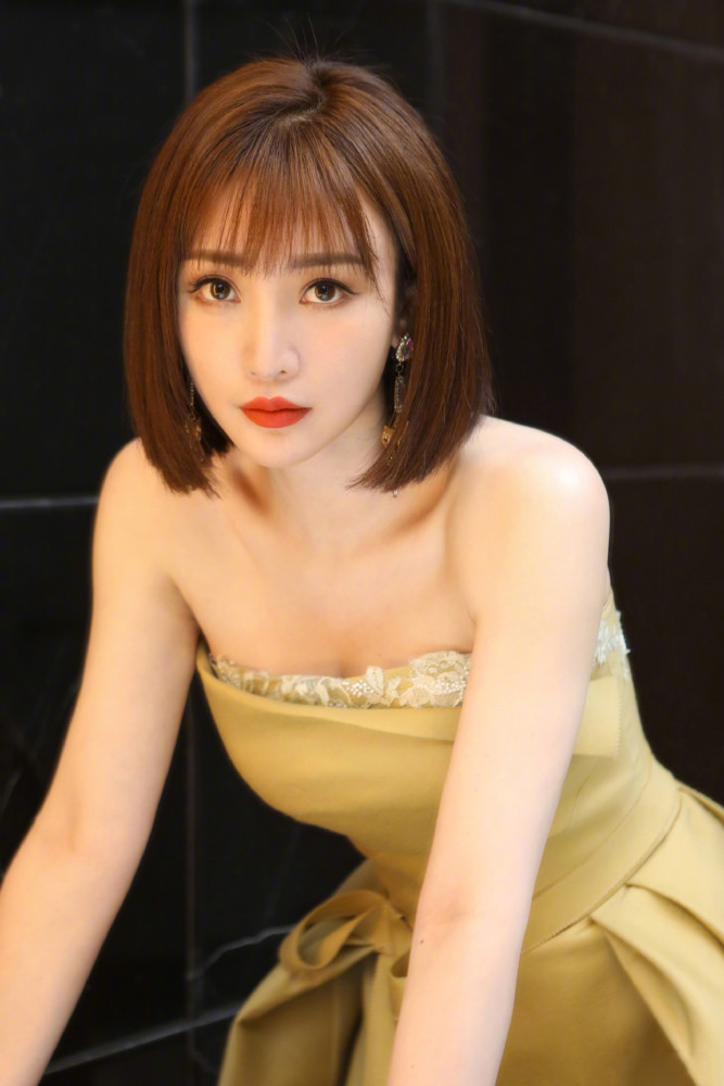 柳岩:清秀短发迷人眼,完美身材看不够!_腾讯新闻