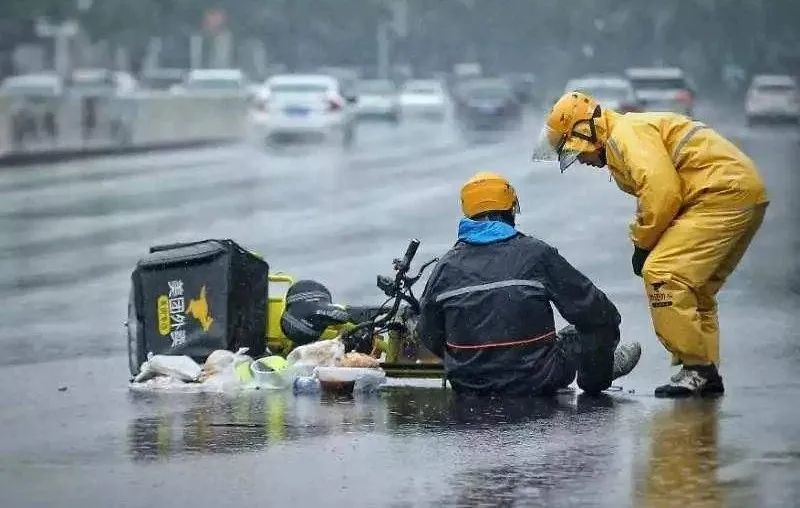 送外卖成高危职业,白岩松谈外卖员为抢时间拼命