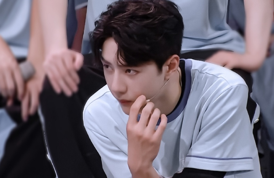 王一博|天天向上：王一博吃虫子拉肚子，匆匆离场去医院打针，捂肚子缩成一团太心疼