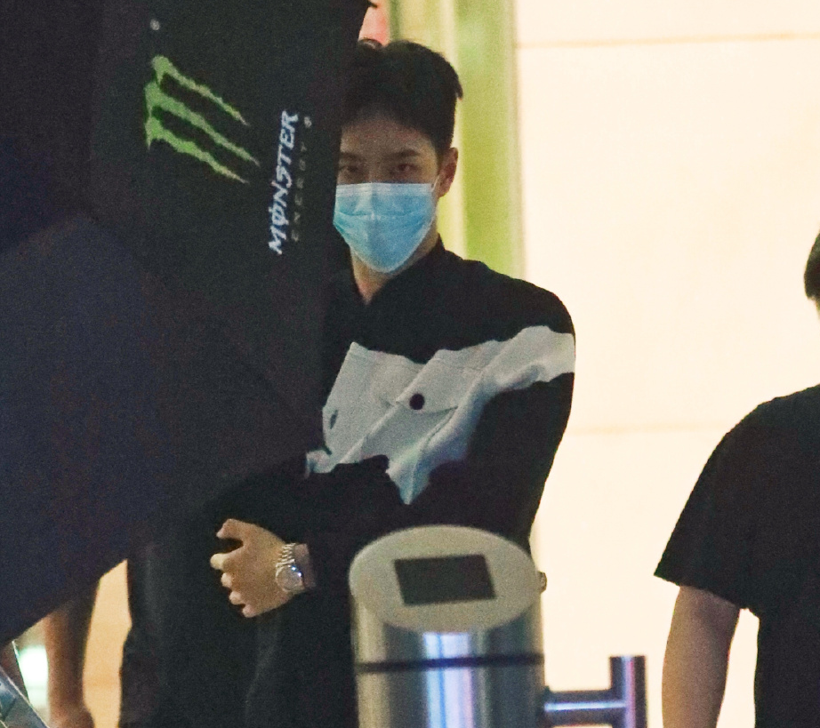 王一博|天天向上：王一博吃虫子拉肚子，匆匆离场去医院打针，捂肚子缩成一团太心疼