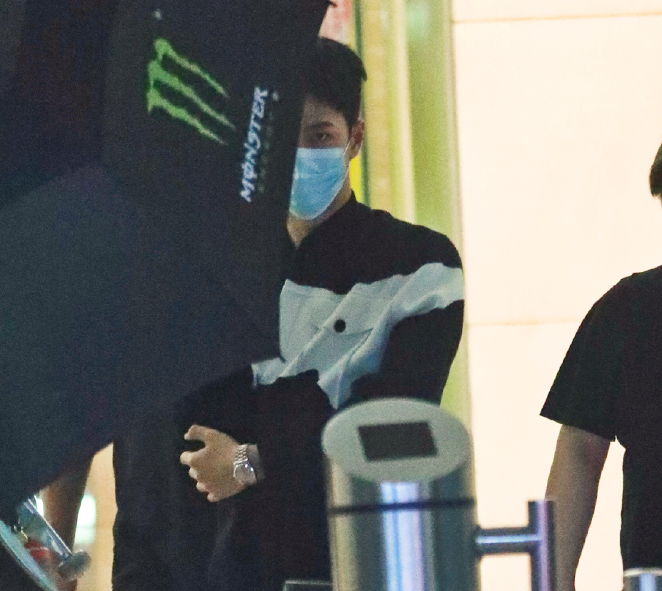 王一博|天天向上：王一博吃虫子拉肚子，匆匆离场去医院打针，捂肚子缩成一团太心疼