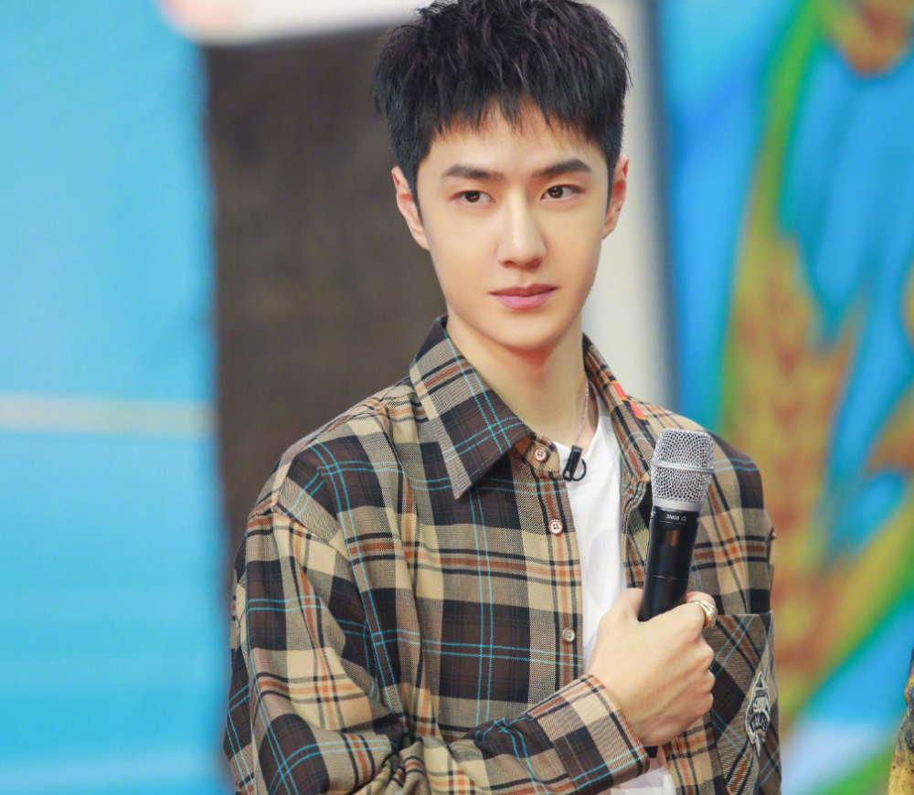 王一博|天天向上：王一博吃虫子拉肚子，匆匆离场去医院打针，捂肚子缩成一团太心疼