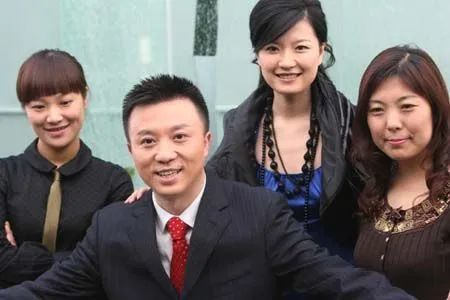 认识一下"新国脸"潘涛:三获金话筒,曾是东方卫视新闻一哥