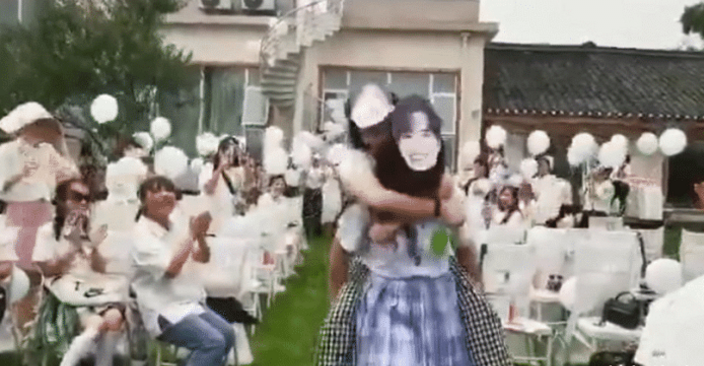 王一博|疯魔了？CP粉给肖战王一博办婚礼，现场贴满两人照片尽显浪漫！