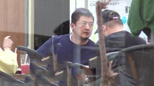 李亚鹏|李亚鹏被拍看800万豪车，多次上前咨询，爱不释手却没当场下单