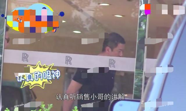 李亚鹏|李亚鹏被拍看800万豪车，多次上前咨询，爱不释手却没当场下单