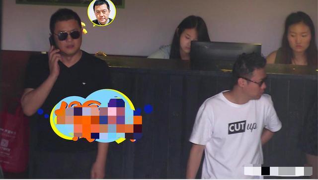 李亚鹏|李亚鹏被拍看800万豪车，多次上前咨询，爱不释手却没当场下单