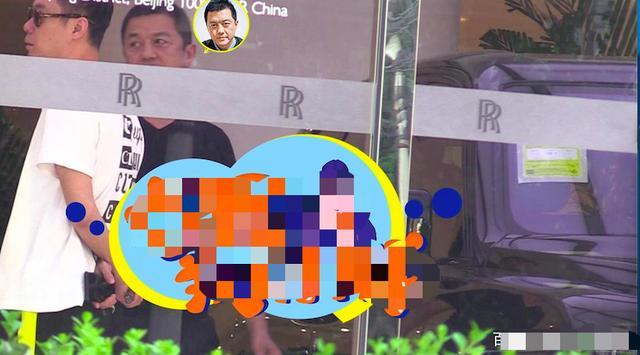 李亚鹏|李亚鹏被拍看800万豪车，多次上前咨询，爱不释手却没当场下单